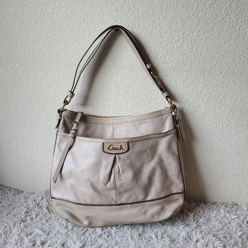Coach Perforated and Embossed Leather Shoulder bag Authenticated.